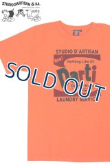 「STUDIO D'ARTISAN/ステュディオ・ダ・ルチザン」LAUNDRY SERVICE 吊り編みプリントＴシャツ【オレンジ】