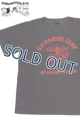 「STUDIO D'ARTISAN/ステュディオ・ダ・ルチザン」S.D.MARINE CORP ピグメント加工プリントＴシャツ【チャコールブラック】