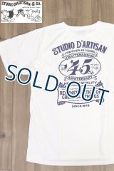 「STUDIO D'ARTISAN/ステュディオ・ダ・ルチザン」45周年限定ロゴ プリントＴシャツ【ホワイト】