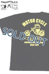 「STUDIO D'ARTISAN/ステュディオ・ダ・ルチザン」MOTOR CYCLE プリントＴシャツ【ブラック】