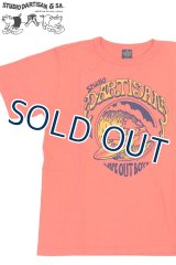 「STUDIO D'ARTISAN/ステュディオ・ダ・ルチザン」WIPE OUT BOYS プリントＴシャツ【オレンジ】