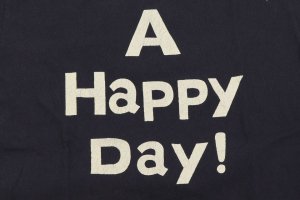 画像: 「UES/ウエス」A HAPPY DAY!プリントTシャツ【ネイビー】