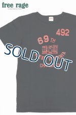 画像: 「FREE RAGE/フリーレイジ」WEST VIRGINIA プリントリサイクルコットンTシャツ【スミ黒】