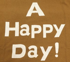 画像: 「UES/ウエス」A HAPPY DAY! プリントTシャツ【マスタード】